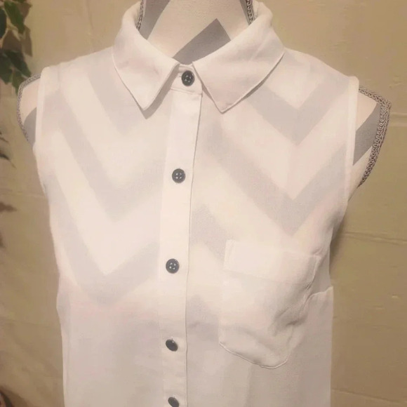 CAbi Style #3439 Pleated Hem Sleeveless Blouse Top Size XS White Button Up - Picture 2 of 10
